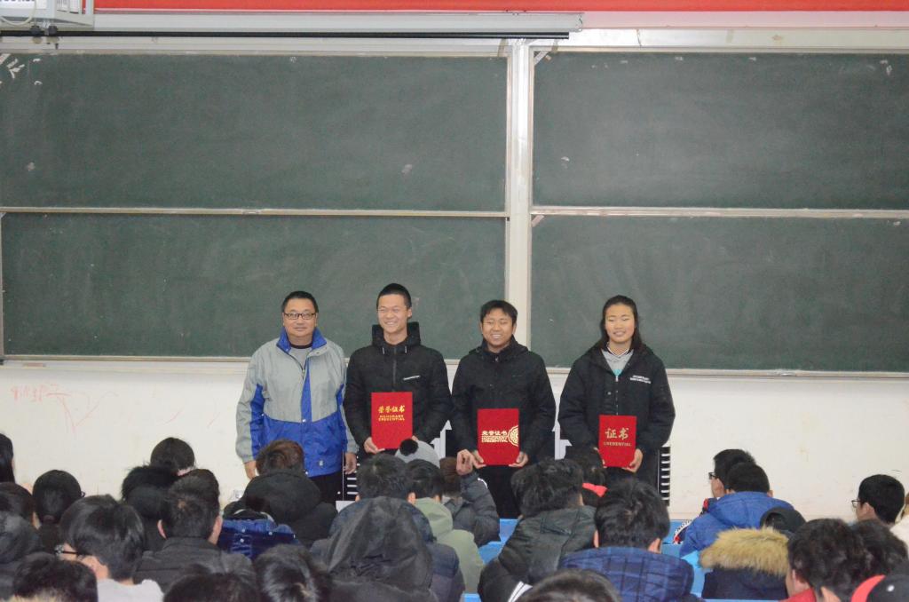冯明新经理为拔河获奖集体颁奖