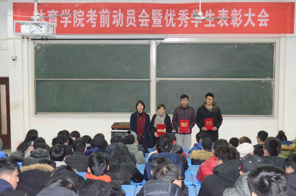 胡素霞副经理为排球赛获奖集体颁奖