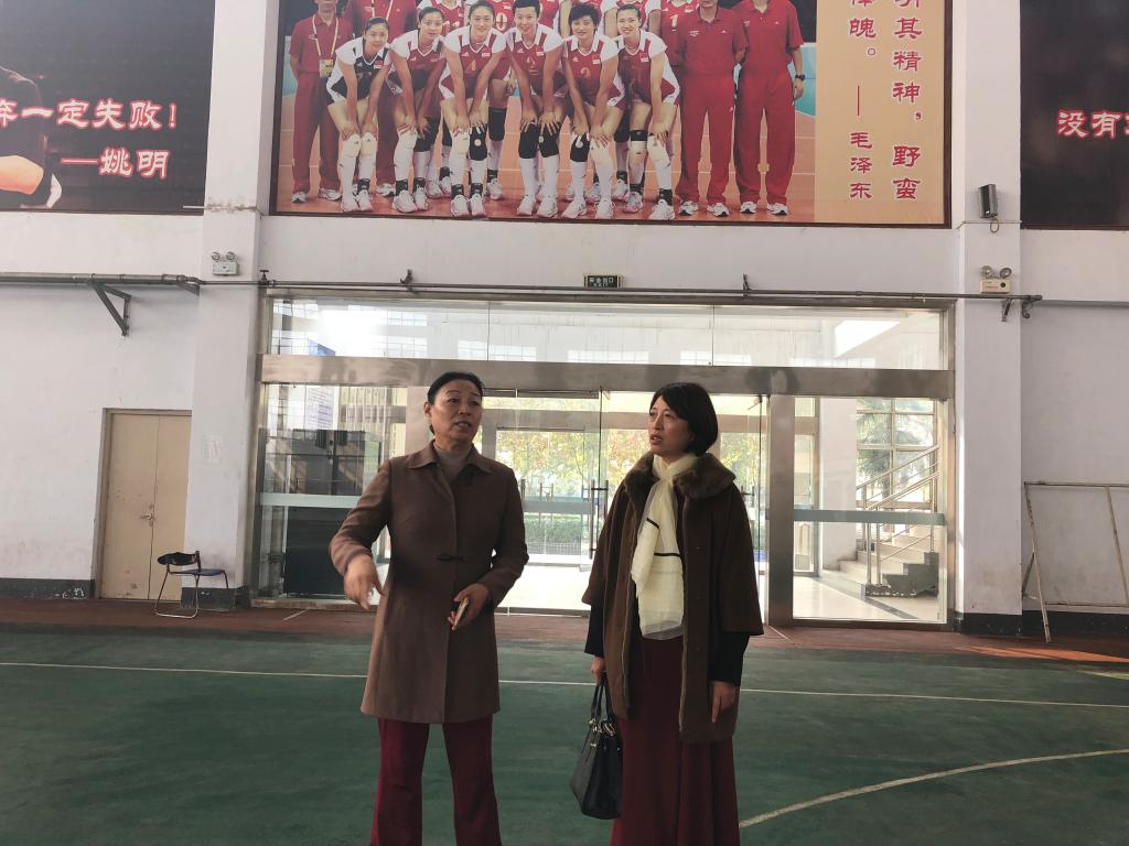 胡素霞副经理河南工程学院体育部主任姚杰交流
