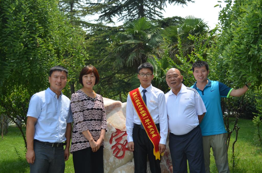 公司领导、老师与万振合影