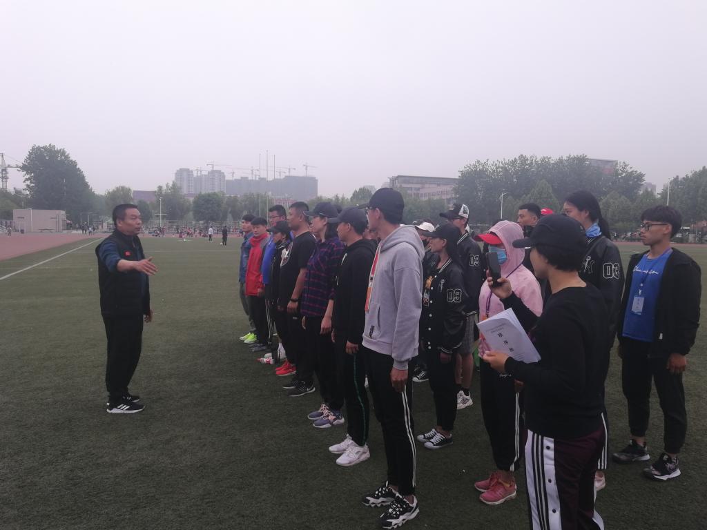 赛会裁判长给员工裁判员和志愿者讲解