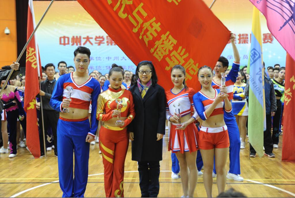 毛杰董事长为一等奖获得队颁奖