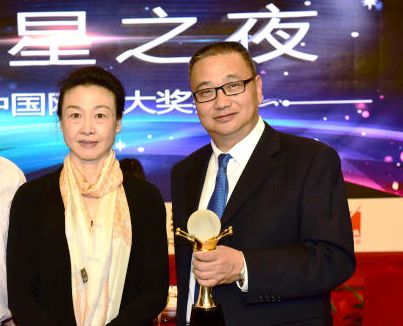 国家体育总局网球运动管理中心管中心主任李玲蔚为球速体育经理冯明新颁奖
