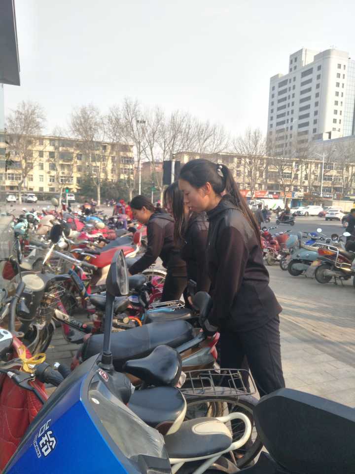 绿城广场摆放自行车