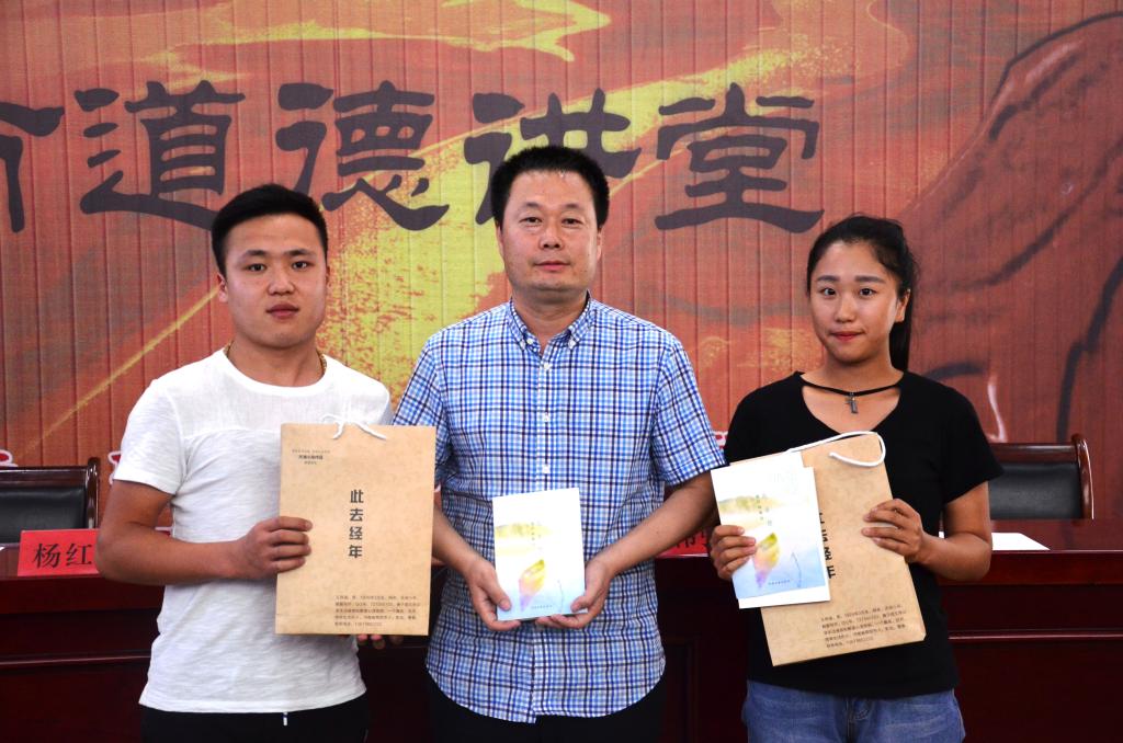 优秀员工王伟强向学院员工代表捐赠书籍