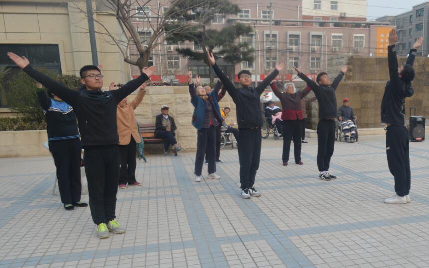 带领老人做操